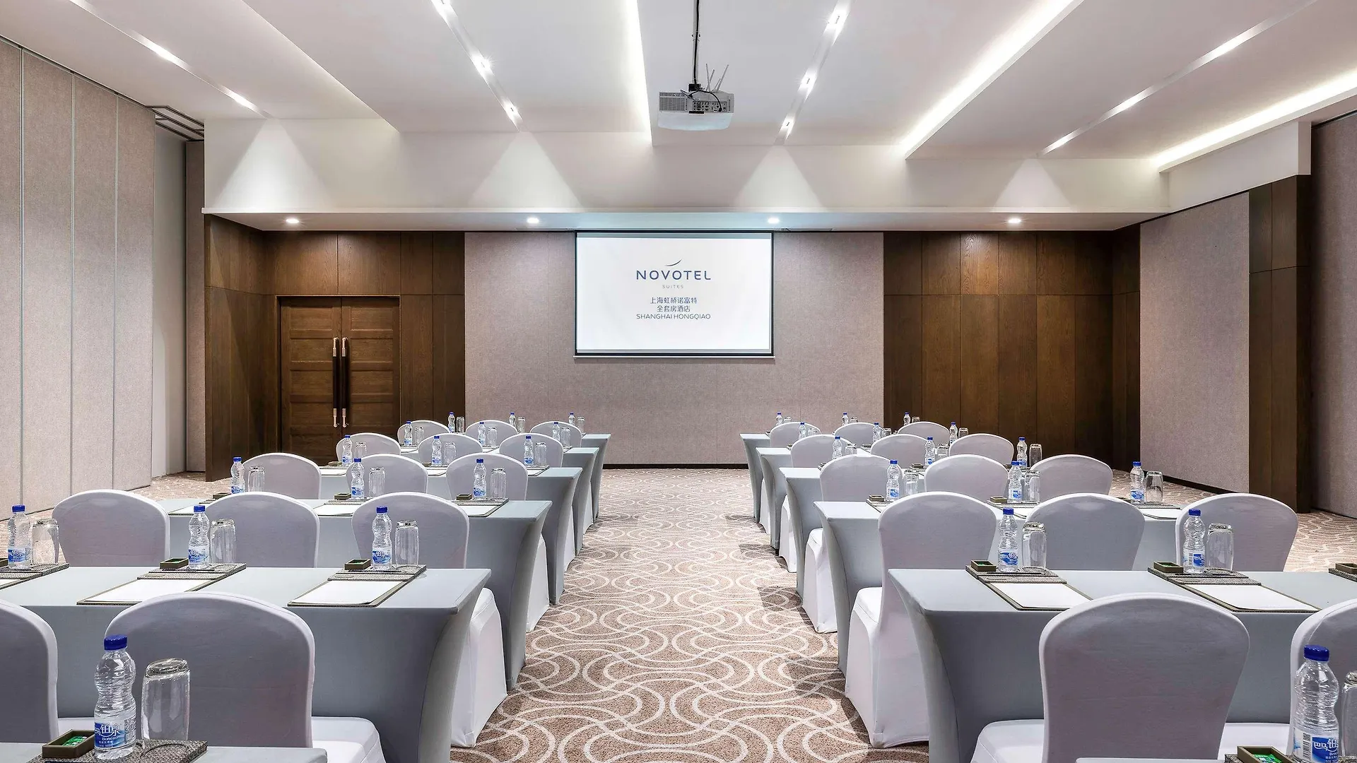 Novotel Suites Shanghai Hongqiao 4*,
